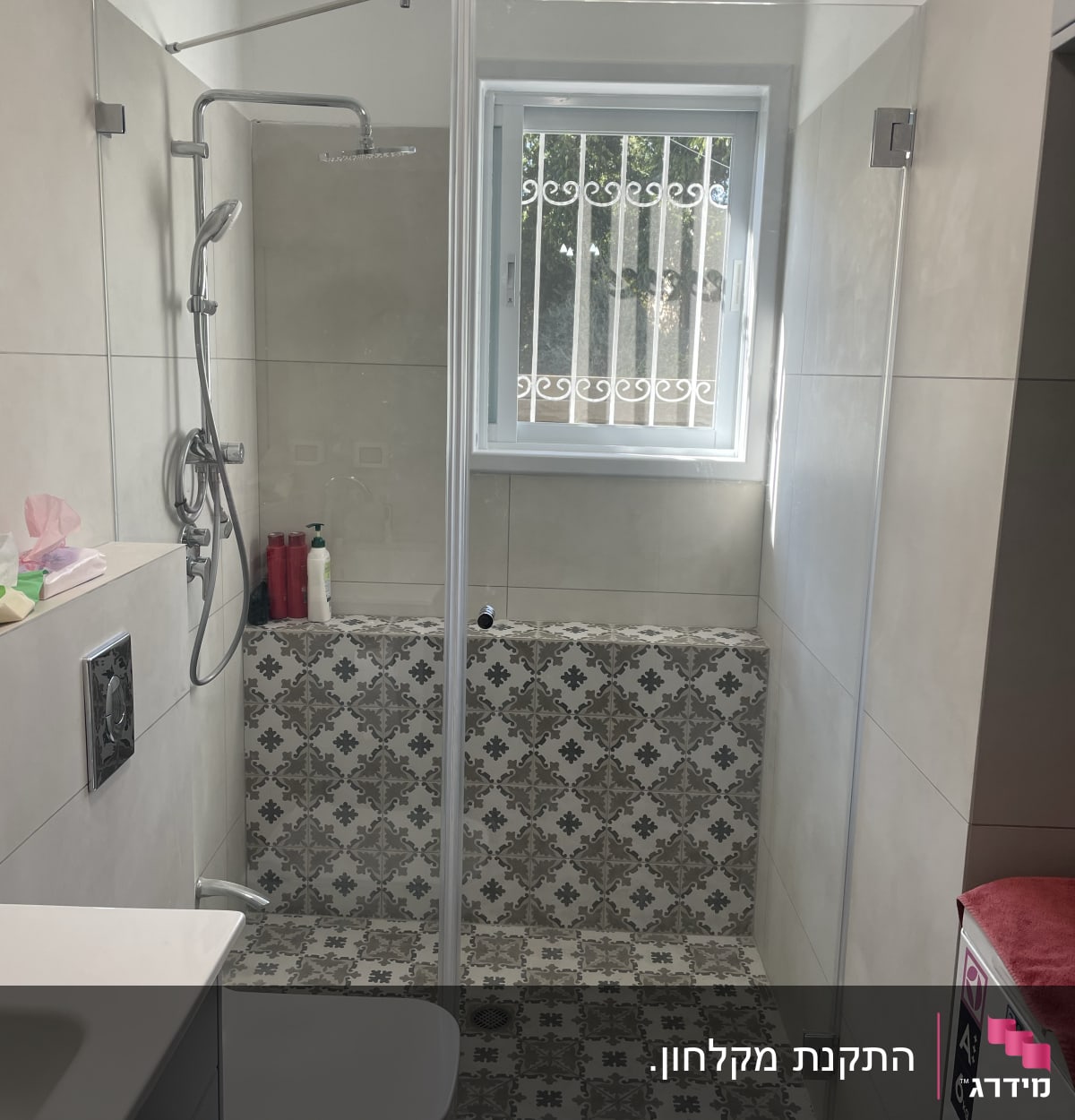 מקלחת עם ראש גשם, בקבוקי שמפו וסבון